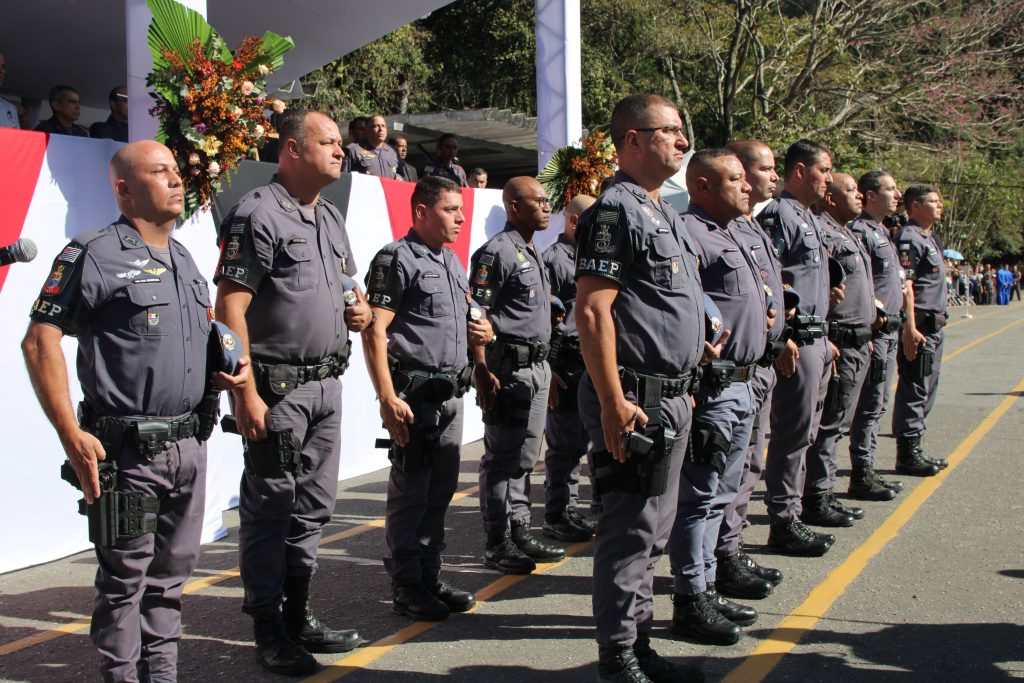 foto a luz do dia com policiais miliatres fardados posicionados em fileiras na formatura da polícia militar