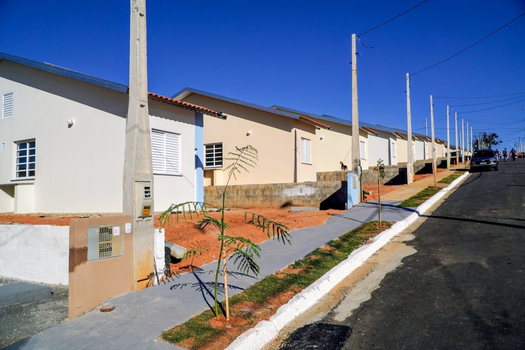 fileira de casas pintadas de cor clara com um céu azul ao fundo