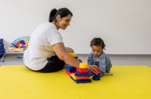 mãe e filho brincando em creche