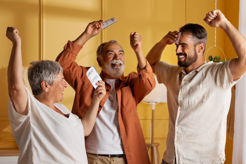 três pessoas com bilhetes de loteria comemorando